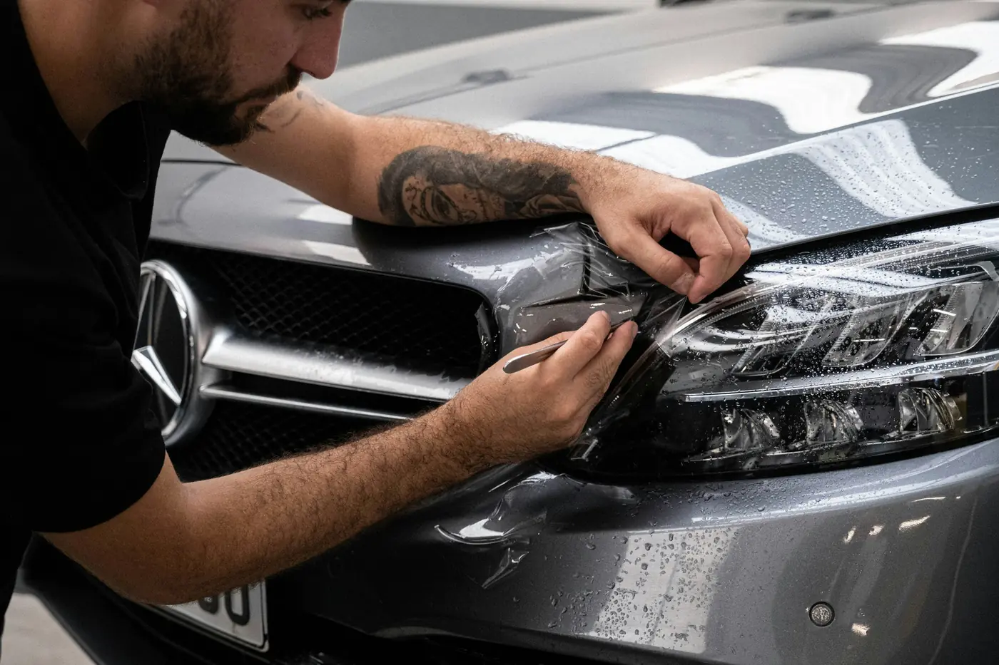 Detailer brengt wax aan op de lak
